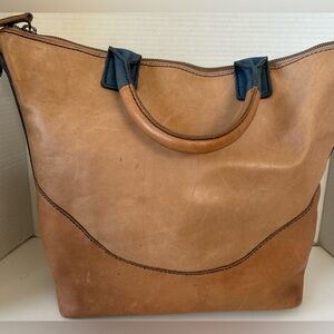 LIEBESKIND BERLIN LEATHER SACHEL. SOFT, BUTTERY LEATHER, CLASSICALLY ELEGANT.